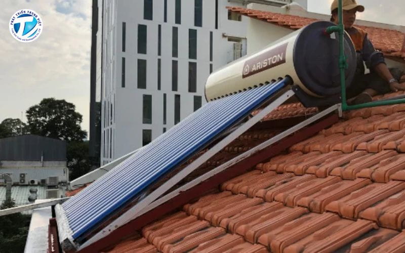 Vị trí lắp đặt máy nước nóng năng lượng mặt trời trên mái nhà.